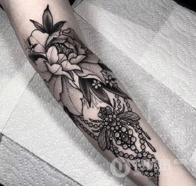 点刺花卉纹身图案作品，想象力十足的昆虫，动物和花卉组合点刺纹身图片 第3张