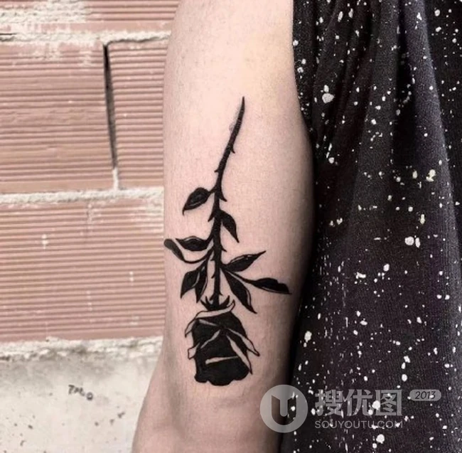 黑色玫瑰纹身图案，酷感美感十足的女生各部位黑玫瑰纹身图案图片 第8张
