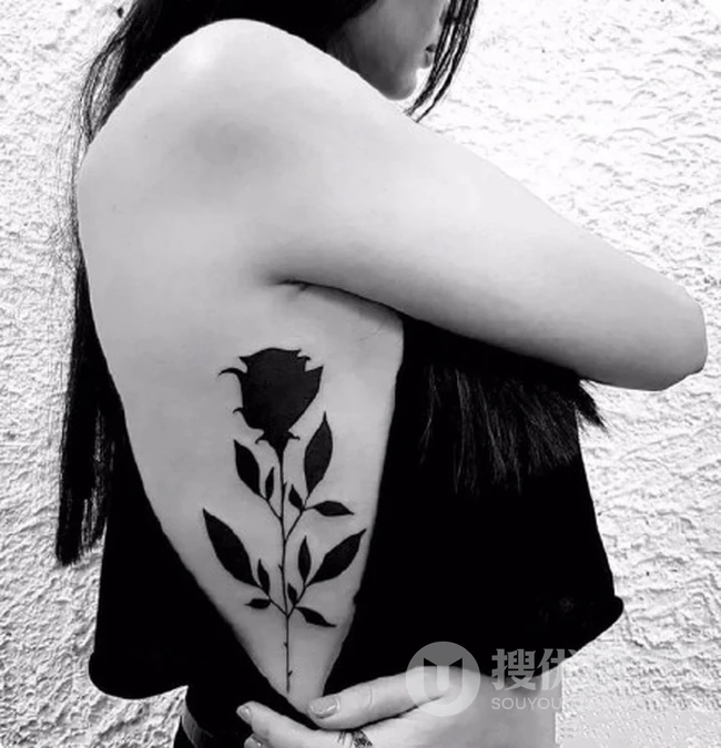 黑色玫瑰纹身图案，酷感美感十足的女生各部位黑玫瑰纹身图案图片 第3张