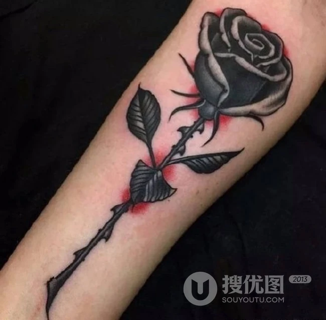 黑色玫瑰纹身图案，酷感美感十足的女生各部位黑玫瑰纹身图案图片 第2张