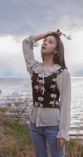 陈瑶甜美怡然海边游逛唯美图片，夹克背心白衫牛仔裤，休闲惬意