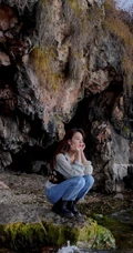 陈瑶甜美怡然海边游逛唯美图片，夹克背心白衫牛仔裤，休闲惬意