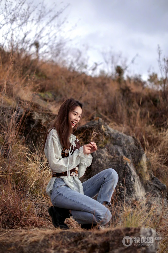 陈瑶甜美怡然海边游逛唯美图片，夹克背心白衫牛仔裤，休闲惬意