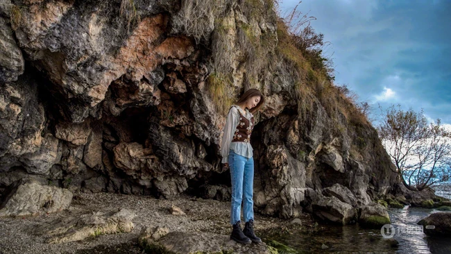 陈瑶甜美怡然海边游逛唯美图片，夹克背心白衫牛仔裤，休闲惬意