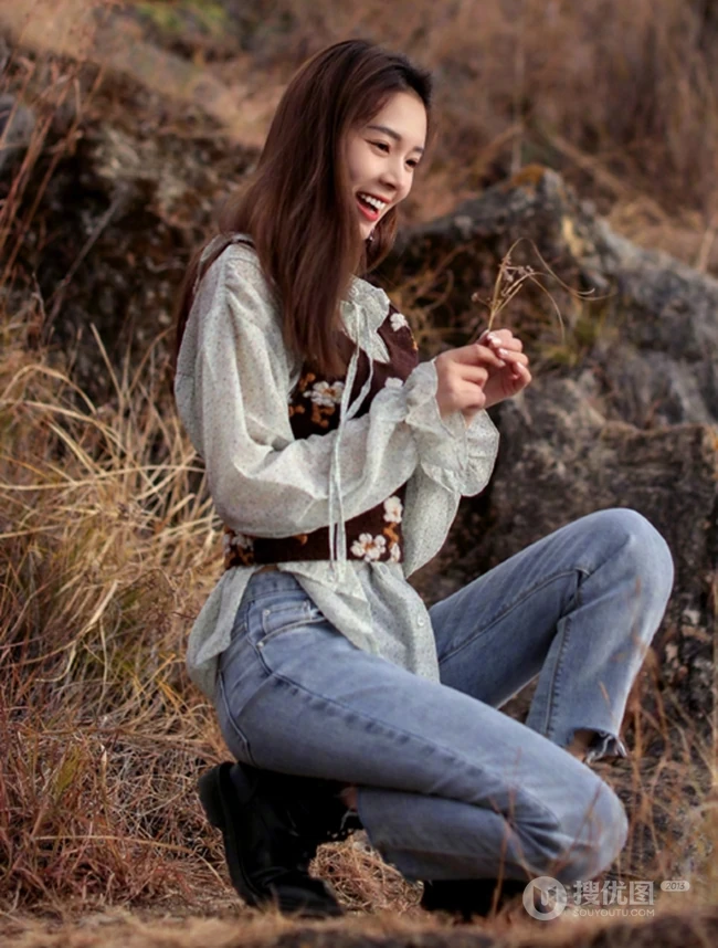 陈瑶甜美怡然海边游逛唯美图片，夹克背心白衫牛仔裤，休闲惬意