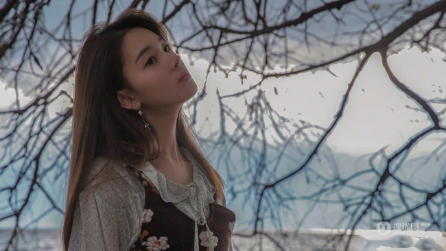 陈瑶甜美怡然海边游逛唯美图片，夹克背心白衫牛仔裤，休闲惬意