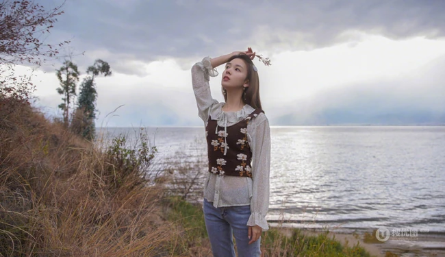 陈瑶甜美怡然海边游逛唯美图片，夹克背心白衫牛仔裤，休闲惬意