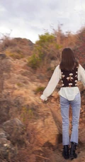 陈瑶甜美怡然海边游逛唯美图片，夹克背心白衫牛仔裤，休闲惬意
