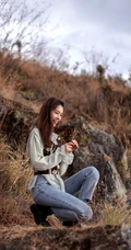陈瑶甜美怡然海边游逛唯美图片，夹克背心白衫牛仔裤，休闲惬意