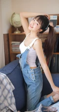 花季少女阳光夏日写真美照，着肩带背心搭牛仔连体裤，清新甜美