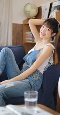 花季少女阳光夏日写真美照，着肩带背心搭牛仔连体裤，清新甜美