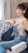 花季少女阳光夏日写真美照，着肩带背心搭牛仔连体裤，清新甜美