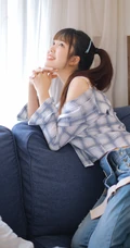 花季少女阳光夏日写真美照，着肩带背心搭牛仔连体裤，清新甜美