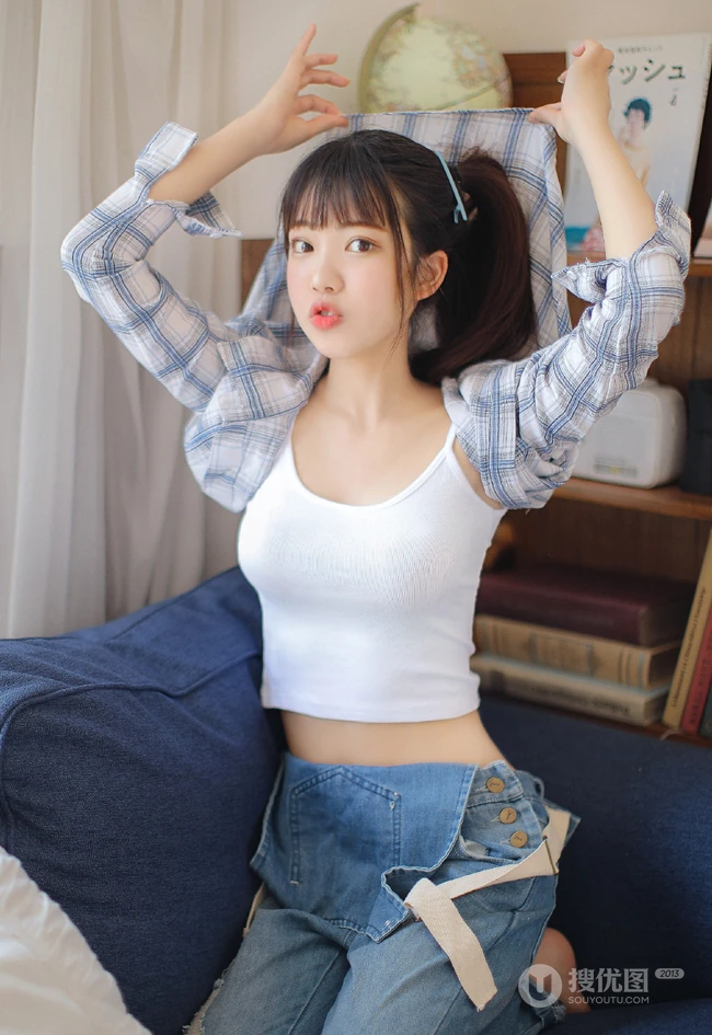 花季少女阳光夏日写真美照，着肩带背心搭牛仔连体裤，清新甜美