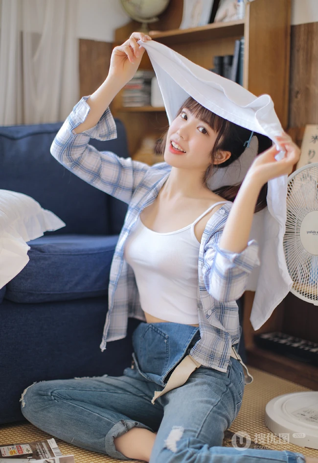 花季少女阳光夏日写真美照，着肩带背心搭牛仔连体裤，清新甜美