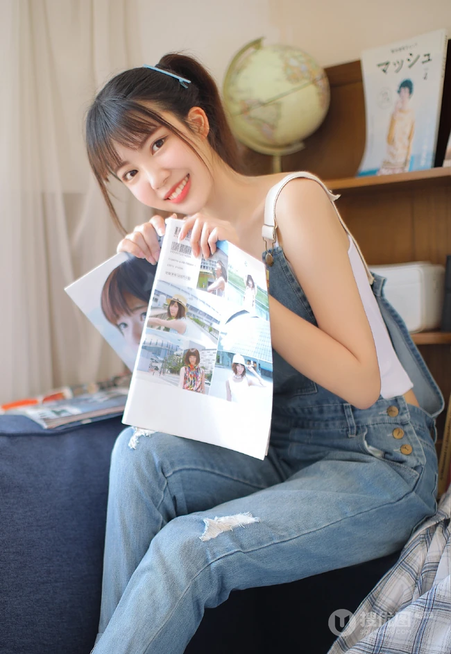 花季少女阳光夏日写真美照，着肩带背心搭牛仔连体裤，清新甜美