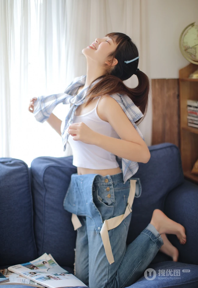 花季少女阳光夏日写真美照，着肩带背心搭牛仔连体裤，清新甜美
