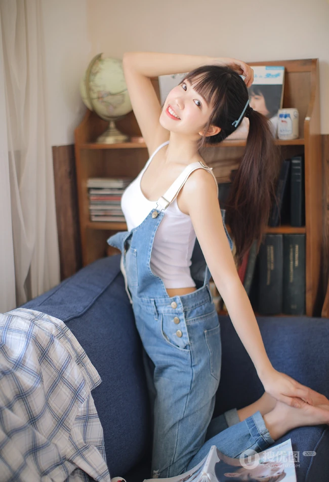 花季少女阳光夏日写真美照，着肩带背心搭牛仔连体裤，清新甜美