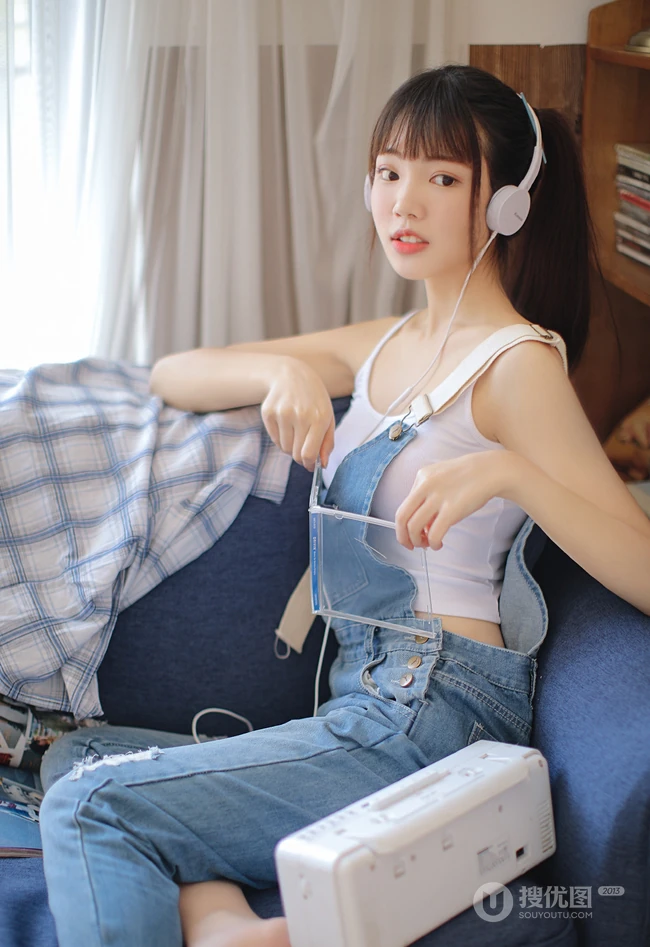 花季少女阳光夏日写真美照，着肩带背心搭牛仔连体裤，清新甜美