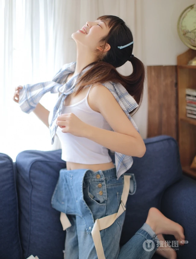 花季少女阳光夏日写真美照，着肩带背心搭牛仔连体裤，清新甜美