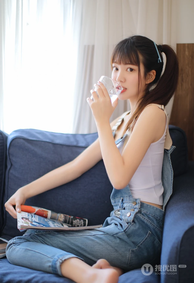 花季少女阳光夏日写真美照，着肩带背心搭牛仔连体裤，清新甜美