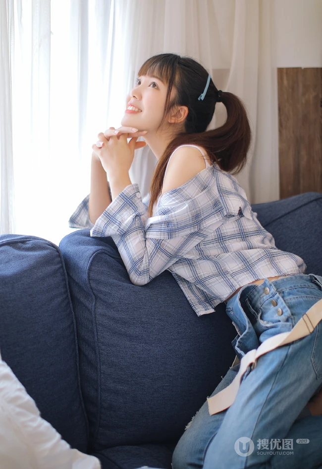 花季少女阳光夏日写真美照，着肩带背心搭牛仔连体裤，清新甜美