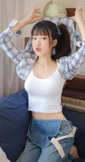 花季少女阳光夏日写真美照，着肩带背心搭牛仔连体裤，清新甜美