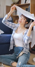 花季少女阳光夏日写真美照，着肩带背心搭牛仔连体裤，清新甜美