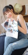 花季少女阳光夏日写真美照，着肩带背心搭牛仔连体裤，清新甜美