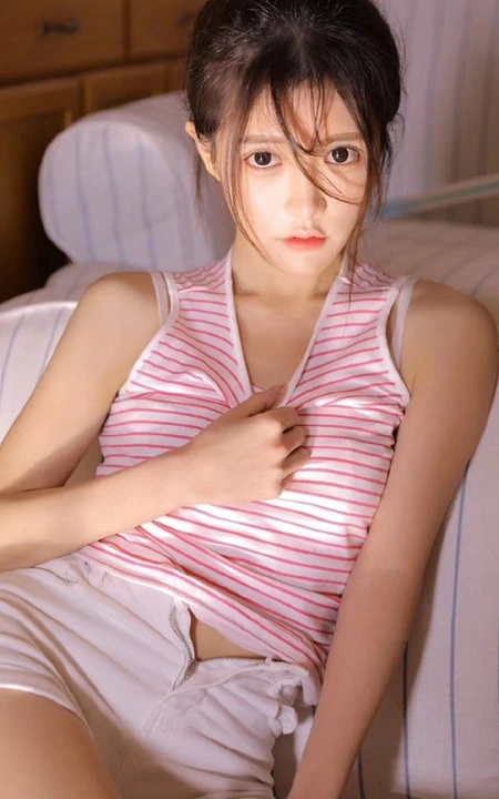 高颜值丸子头女生小姐姐裤子穿不下掀衣显纤细线条室内写真美图