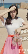 韩国女歌手金请夏清新气质杂志图片，身材骨感高挑气质