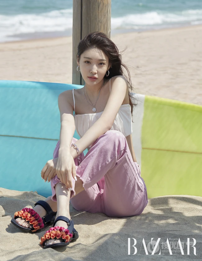 韩国女歌手金请夏清新气质杂志图片，身材骨感高挑气质