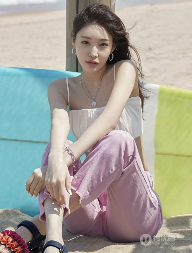 韩国女歌手金请夏清新气质杂志图片，身材骨感高挑气质