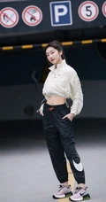 女生宣璐运动夹克黑裤停车场酷飒图片，纤细线条纤细，身材健美