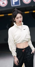 女生宣璐运动夹克黑裤停车场酷飒图片，纤细线条纤细，身材健美