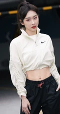 女生宣璐运动夹克黑裤停车场酷飒图片，纤细线条纤细，身材健美