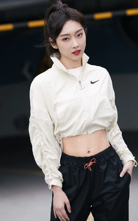 女生宣璐运动夹克黑裤停车场酷飒图片，纤细线条纤细，身材健美