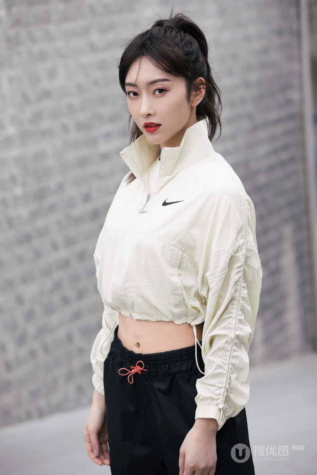 女生宣璐运动夹克黑裤停车场酷飒图片，纤细线条纤细，身材健美