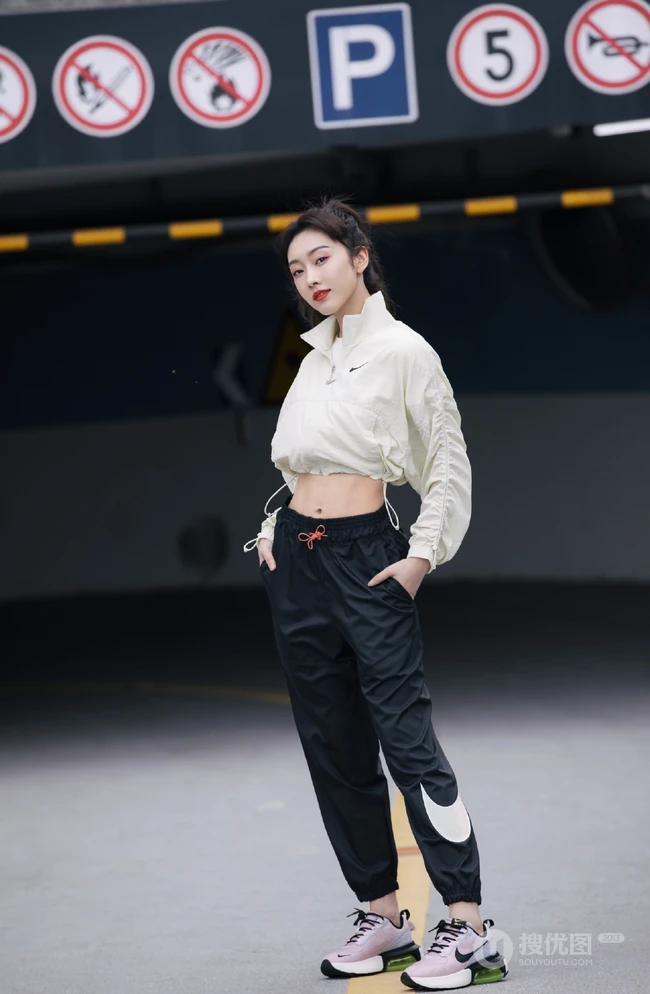 女生宣璐运动夹克黑裤停车场酷飒图片，纤细线条纤细，身材健美