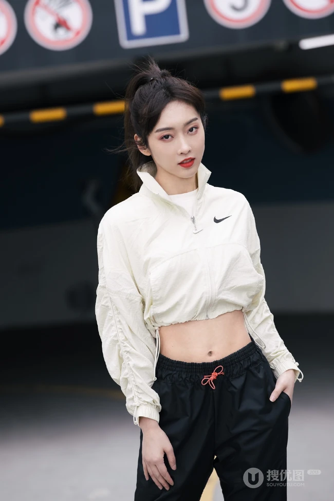 女生宣璐运动夹克黑裤停车场酷飒图片，纤细线条纤细，身材健美