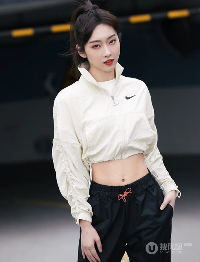 女生宣璐运动夹克黑裤停车场酷飒图片，纤细线条纤细，身材健美
