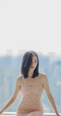 王智温婉笑容超美写真，齐肩短发搭配肩带粉裙，俏美动人