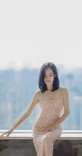 王智温婉笑容超美写真，齐肩短发搭配肩带粉裙，俏美动人