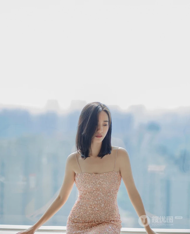 王智温婉笑容超美写真，齐肩短发搭配肩带粉裙，俏美动人