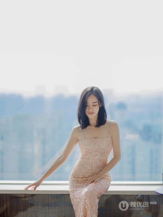 王智温婉笑容超美写真，齐肩短发搭配肩带粉裙，俏美动人