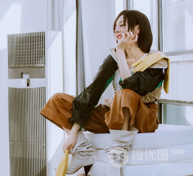 迪丽热巴超美短发写真杂志大片，短发迪既可以是萌妹，也是酷女孩