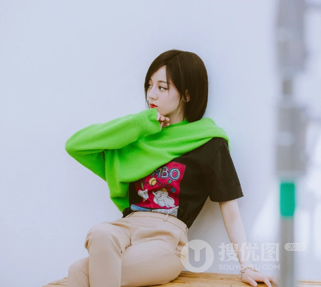 迪丽热巴超美短发写真杂志大片，短发迪既可以是萌妹，也是酷女孩