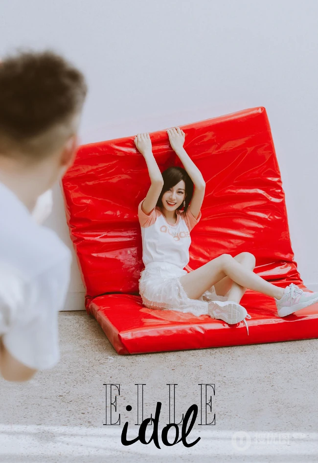 迪丽热巴超美短发写真杂志大片，短发迪既可以是萌妹，也是酷女孩