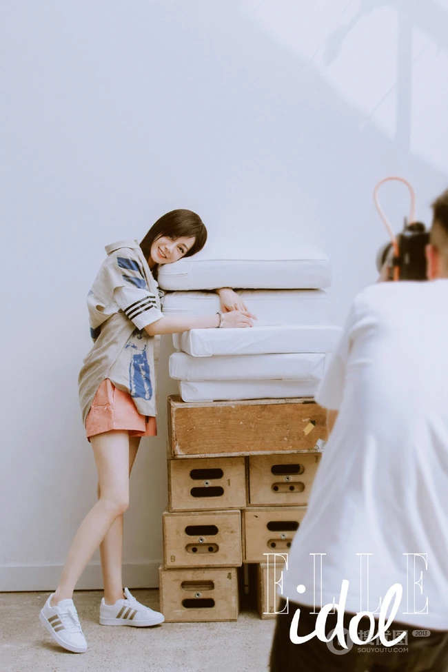 迪丽热巴超美短发写真杂志大片，短发迪既可以是萌妹，也是酷女孩