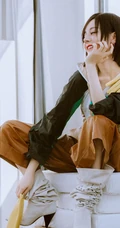 迪丽热巴超美短发写真杂志大片，短发迪既可以是萌妹，也是酷女孩